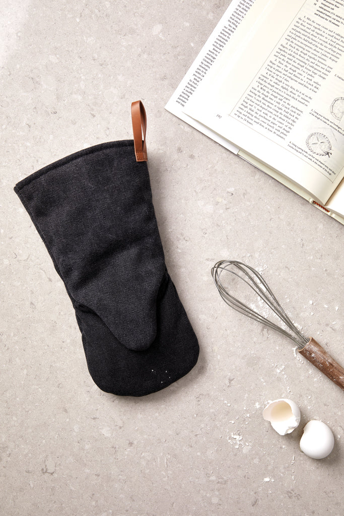 Branded VINGA Asado oven mitt