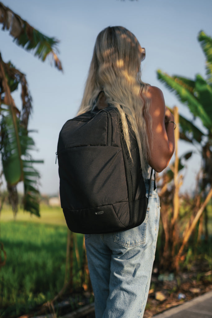 Swiss Peak AWARE™ modern 15.6" laptop backpack