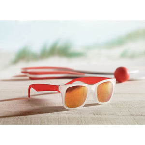 Sunglasses with mirrored lense