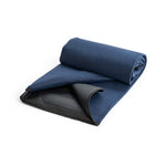 RILEY. Fleece blanket with carry handle and flap (180 g/m²)