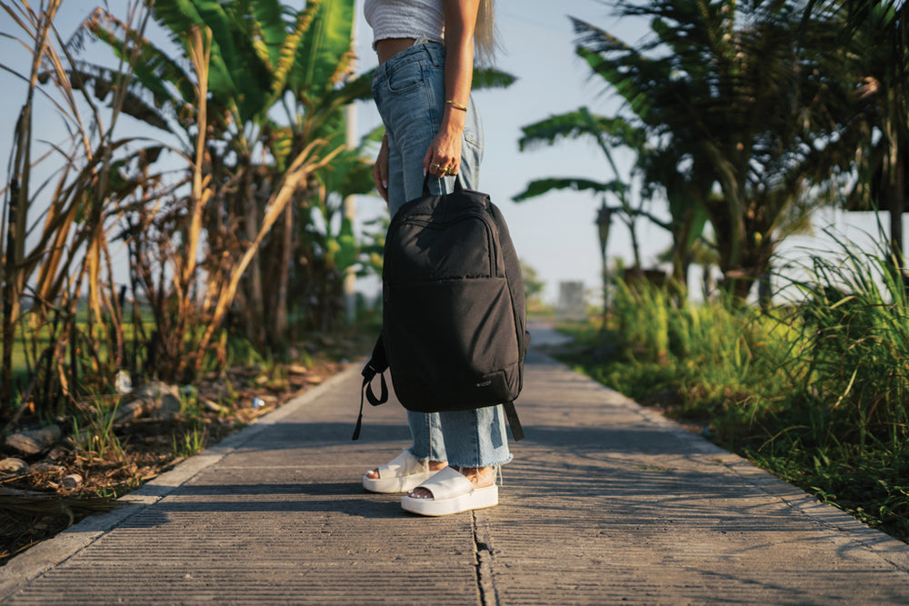 Swiss Peak AWARE™ modern 15.6" laptop backpack