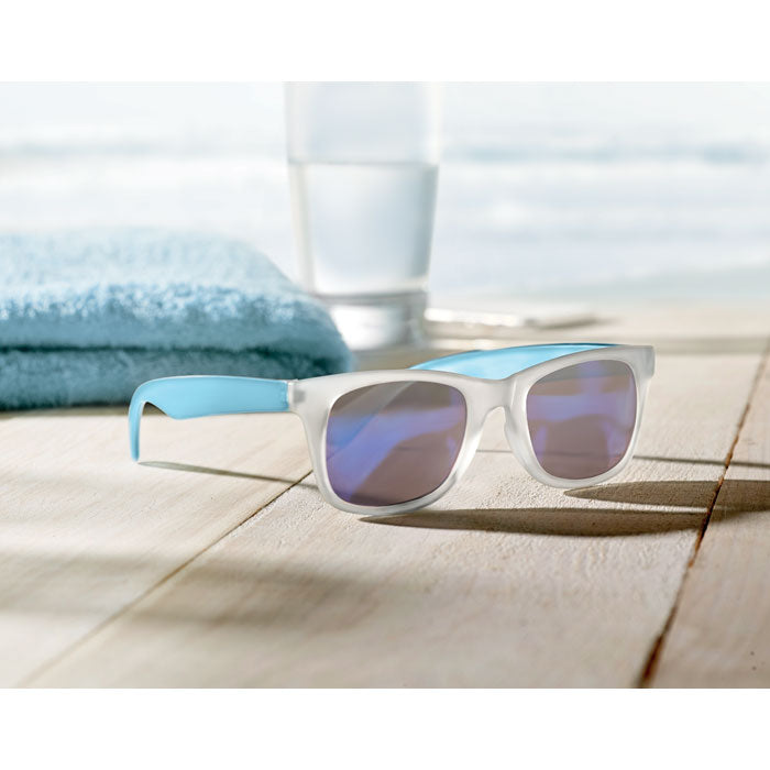Sunglasses with mirrored lense