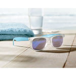 Sunglasses with mirrored lense